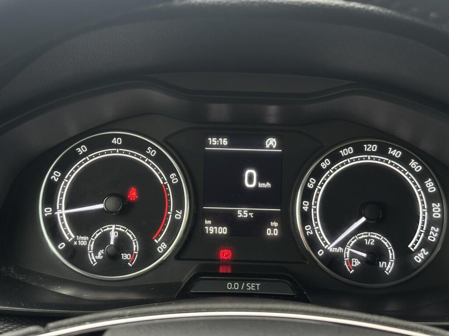 O619V07501_19.webp_SCALA Ambition 1.0 TSI 81 kW manuál, DPH