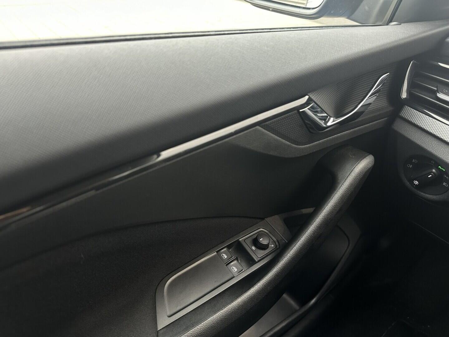 O619V07501_21.webp_SCALA Ambition 1.0 TSI 81 kW manuál, DPH