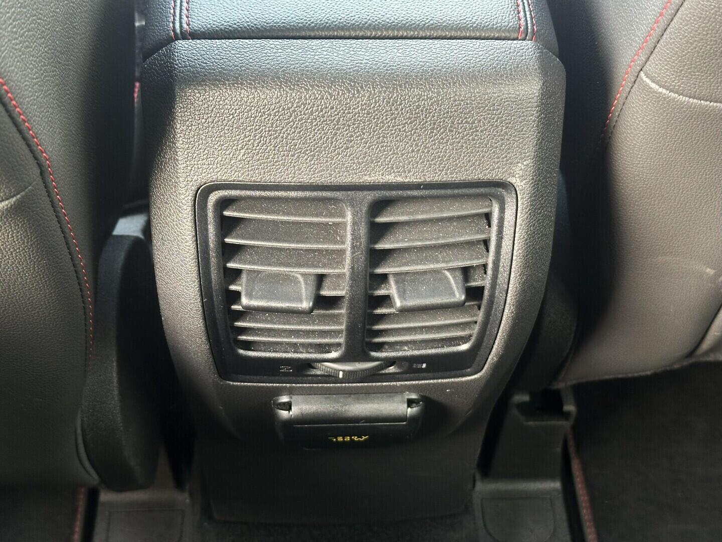 O619V07521_26.webp_KUGA ST-line 2.0 TDCi 110 kW manuál