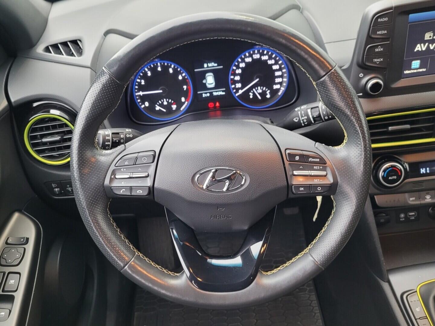 O619V07527_20.webp_KONA Traveller Lime 1.0 TGDi 88 kW manuál