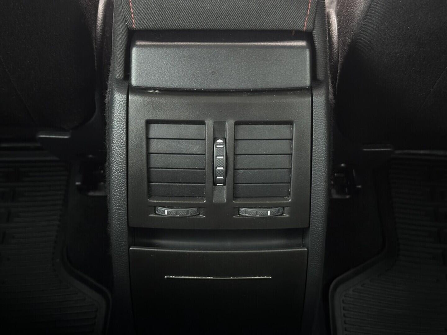 O619V07572_29.webp_YETI Monte Carlo 1.4 TSI 92 kW manuál