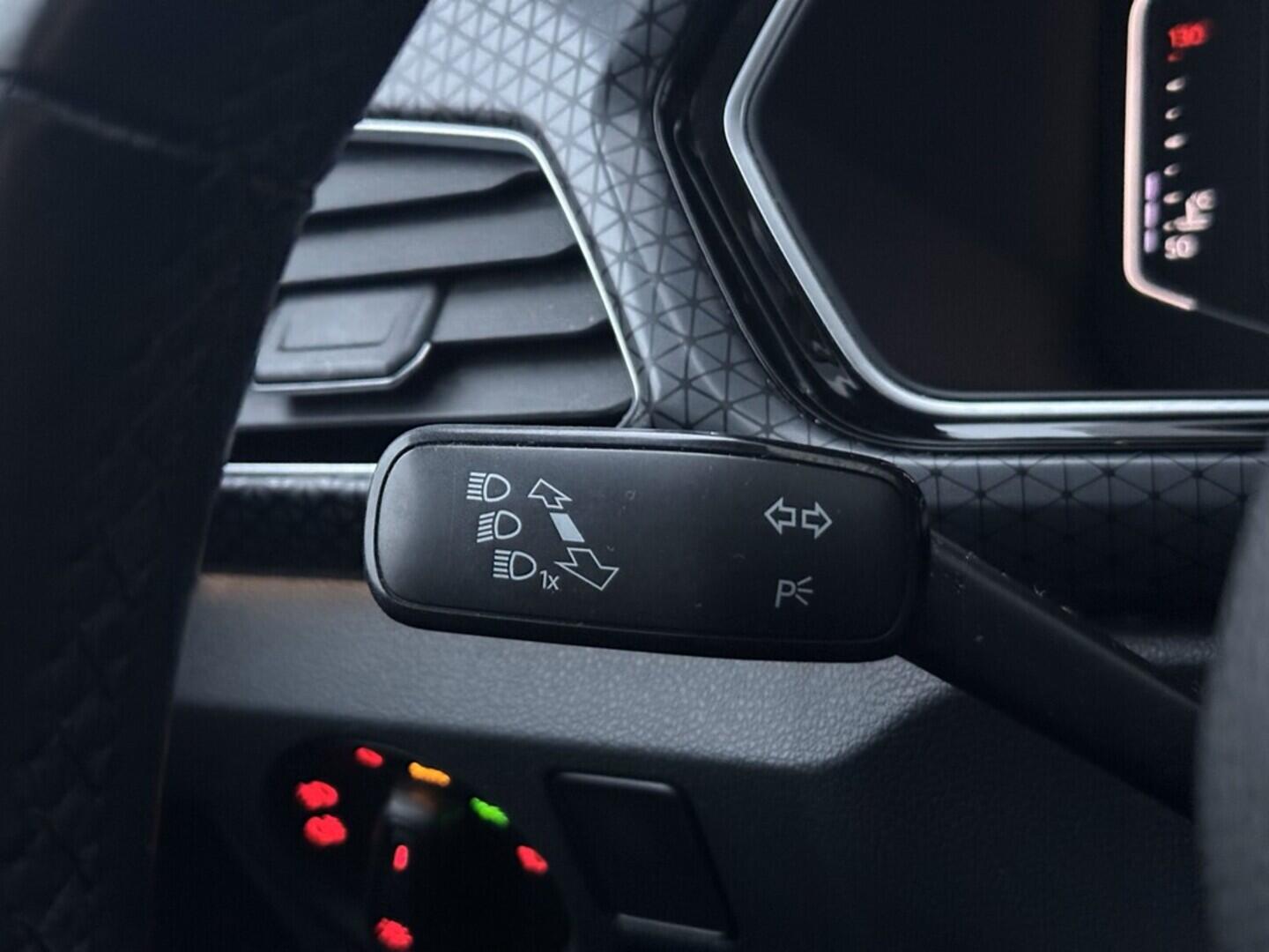 O619V07576_21.webp_T-CROSS STYLE 1.0 TSI 85 kW manuál