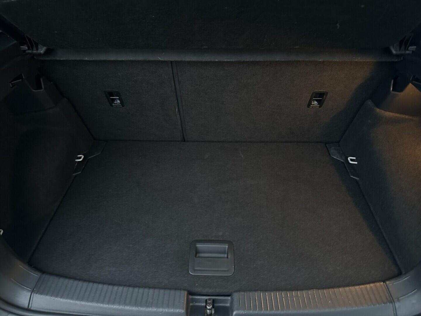 O619V07576_31.webp_T-CROSS STYLE 1.0 TSI 85 kW manuál