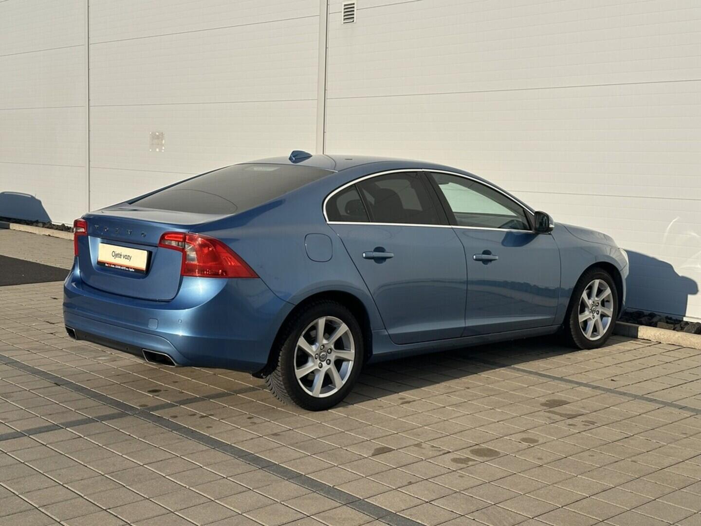 O619V07610_14.webp_S60 Momentum 2.4  158 kW automat, DPH