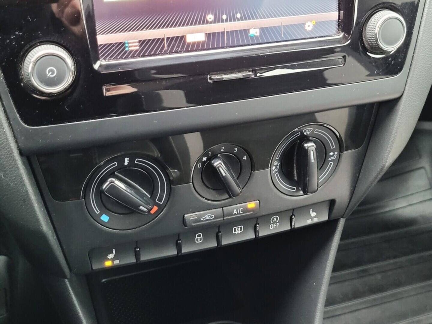 O619V07647_28.webp_RAPID Ambition 1.0 TSI 70 kW manuál