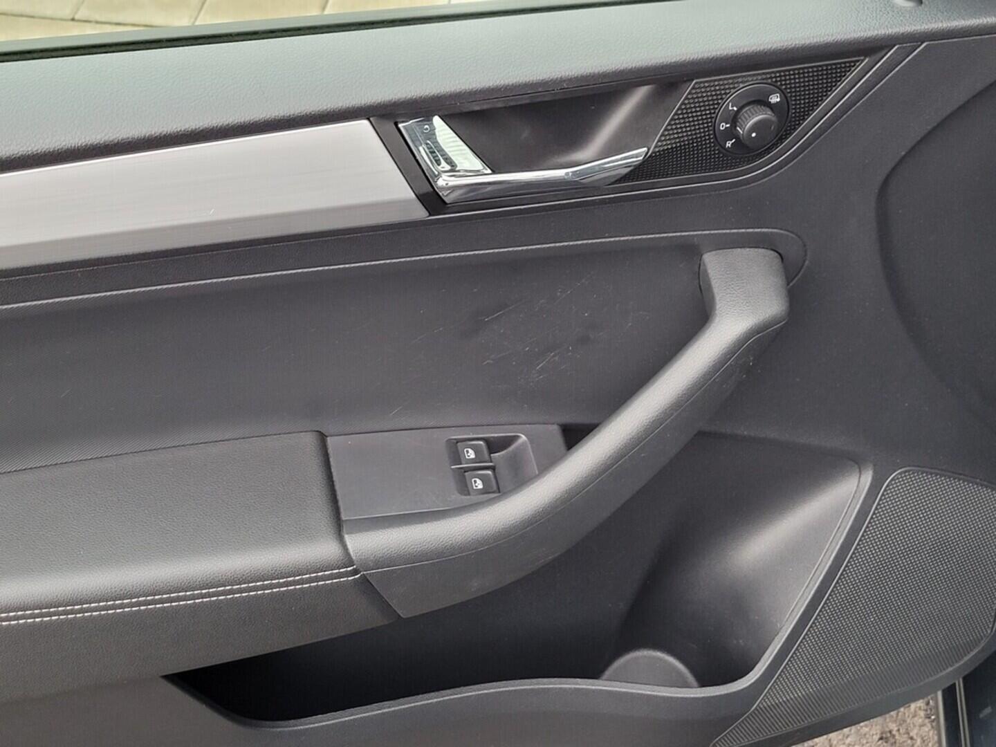 O619V07647_32.webp_RAPID Ambition 1.0 TSI 70 kW manuál