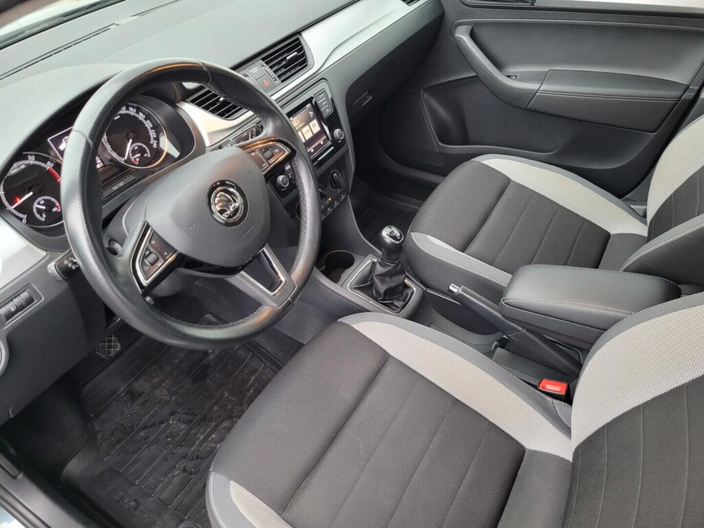 O619V07647_33.webp_RAPID Ambition 1.0 TSI 70 kW manuál