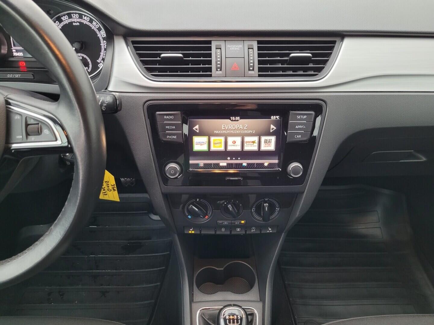 O619V07647_36.webp_RAPID Ambition 1.0 TSI 70 kW manuál