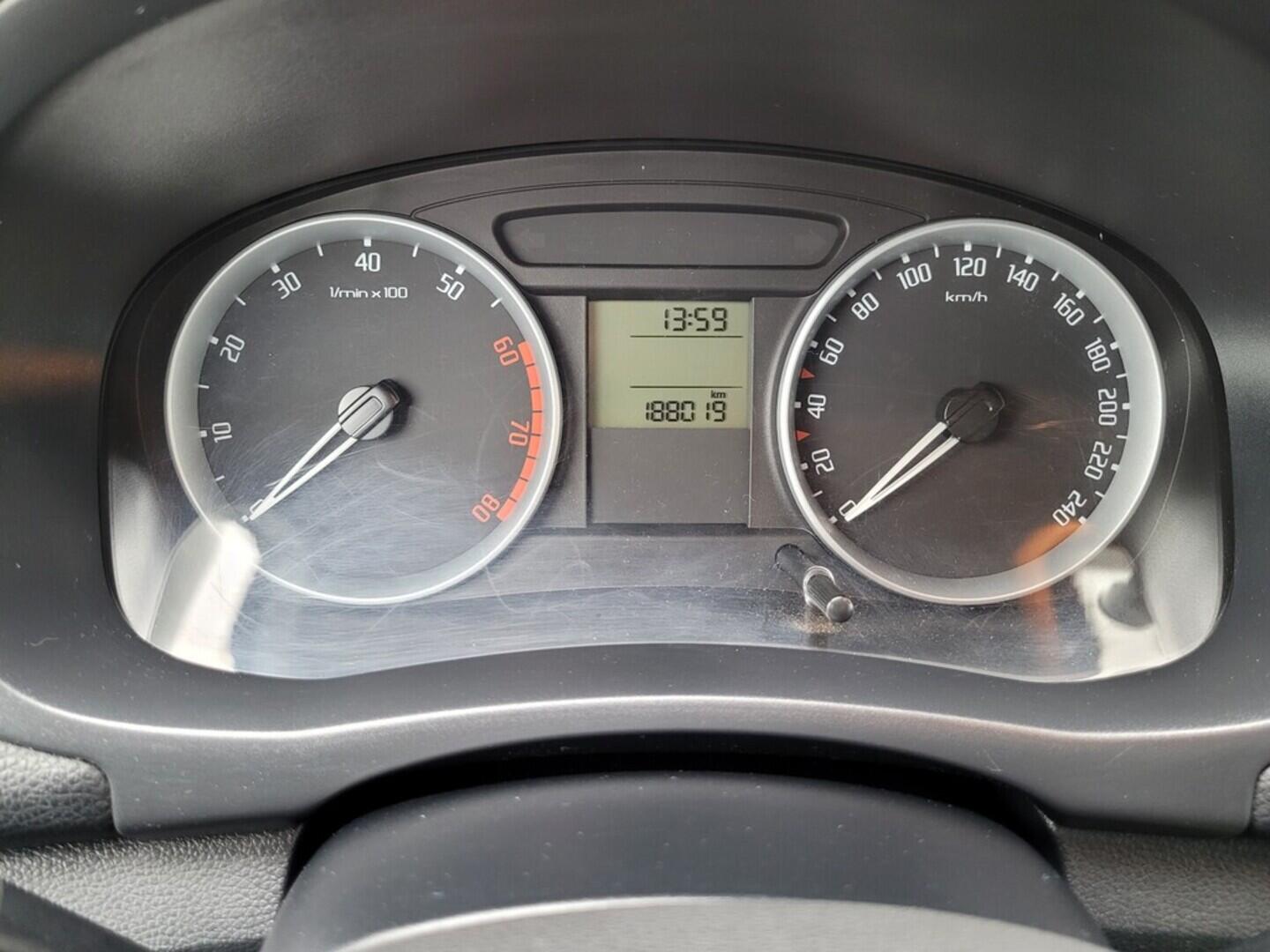 O619V07667_17.webp_ROOMSTER Style 1.6 16V 77 kW manuál