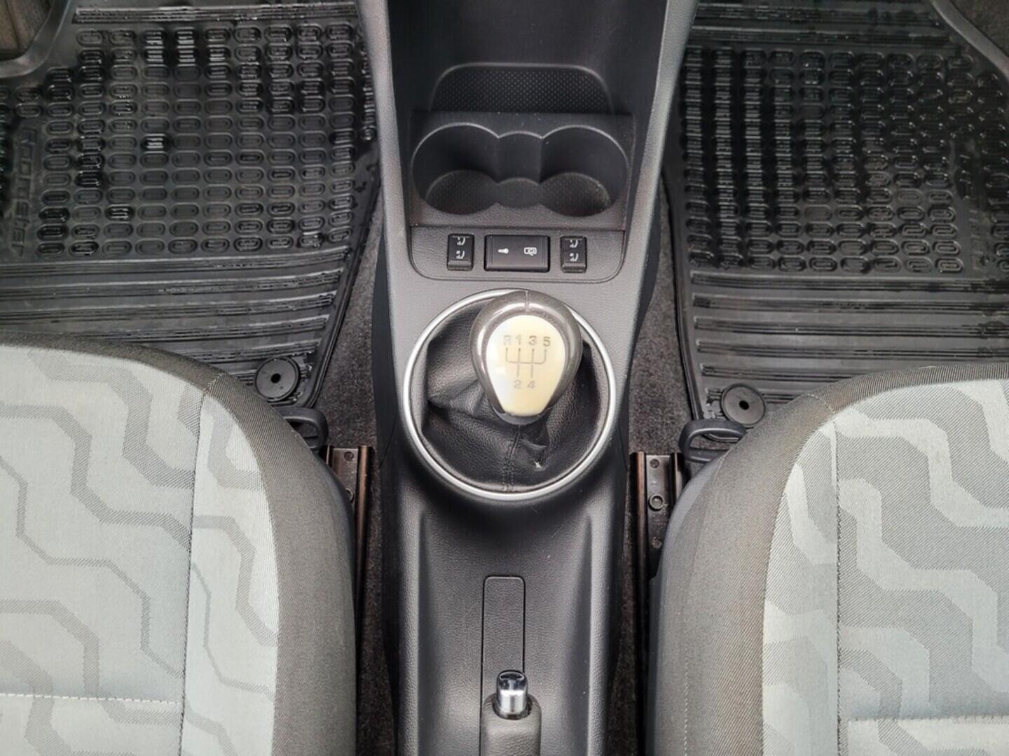 O619V07667_20.webp_ROOMSTER Style 1.6 16V 77 kW manuál