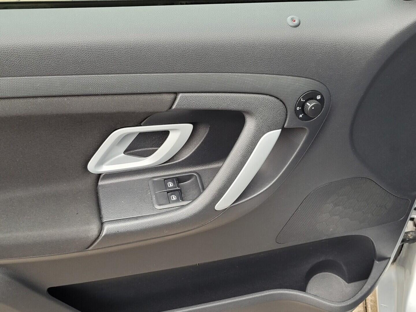 O619V07667_29.webp_ROOMSTER Style 1.6 16V 77 kW manuál