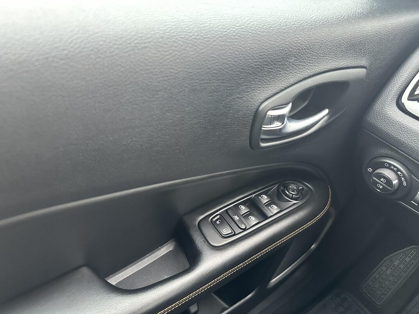 O619V07676_23.webp_COMPASS Limited 2.0 D 125 kW automat