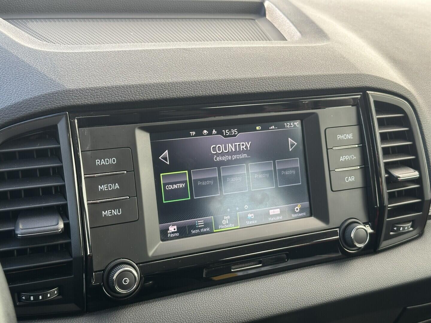 O619V07703_26.webp_KAROQ Active 1.5 TSI 110 kW manuál, DPH