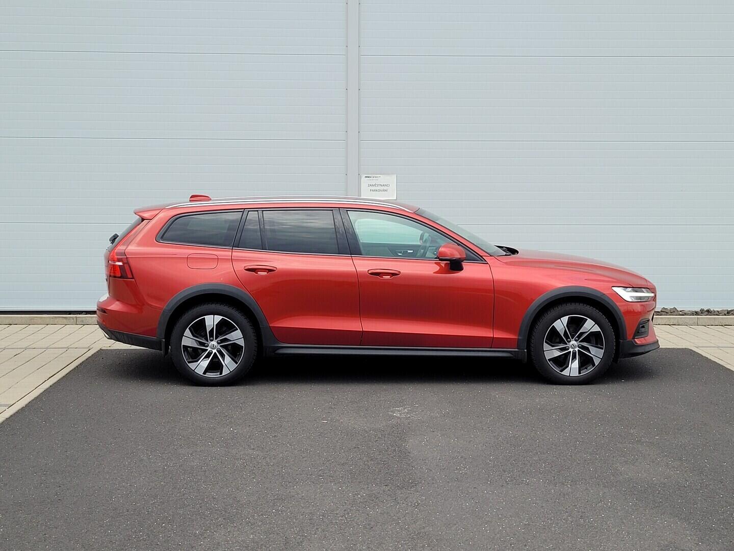 O619V07715_13.webp_V60 Cross Country AWD 2.0 B4 145 kW automat, DPH