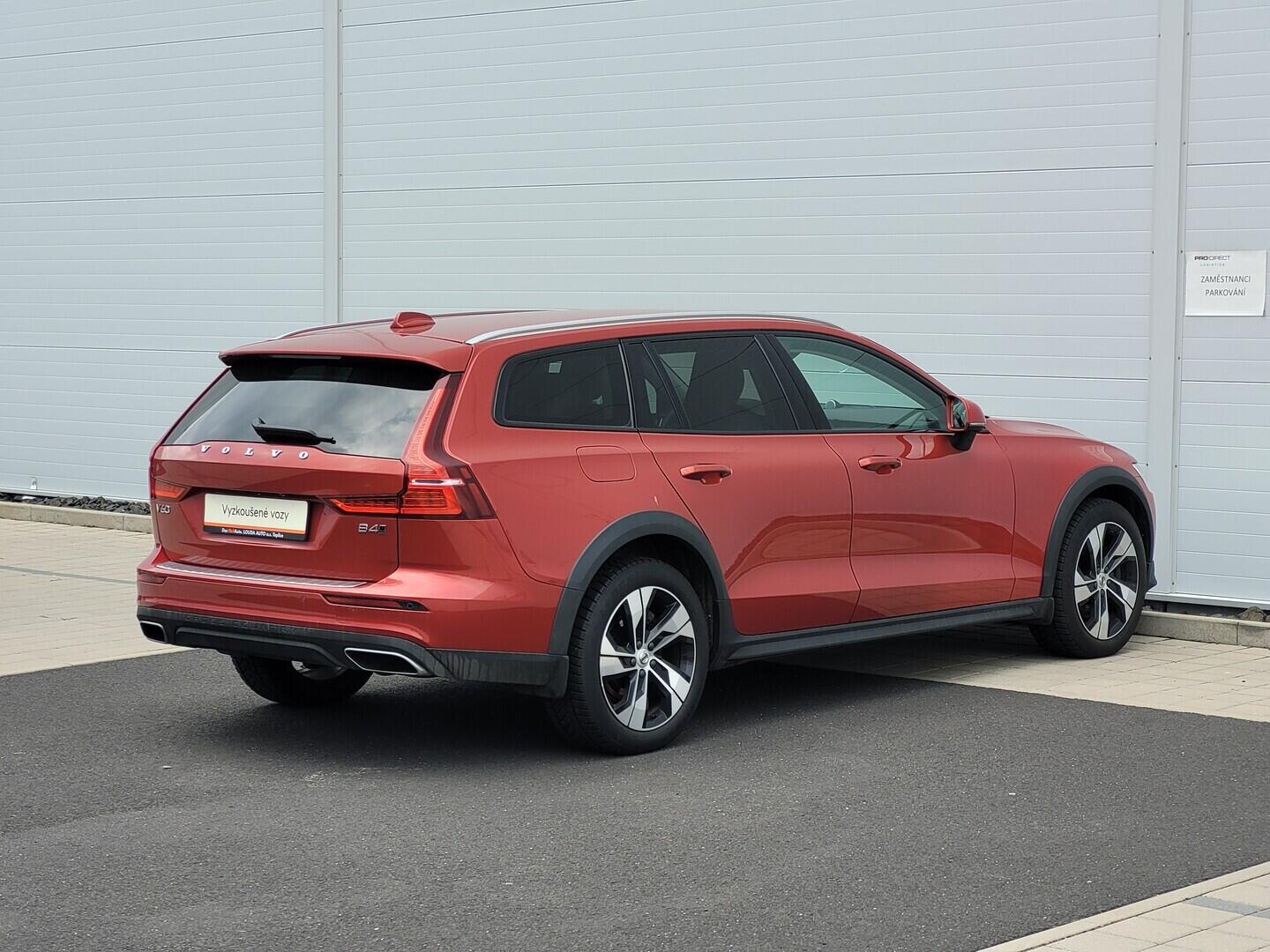 O619V07715_14.webp_V60 Cross Country AWD 2.0 B4 145 kW automat, DPH