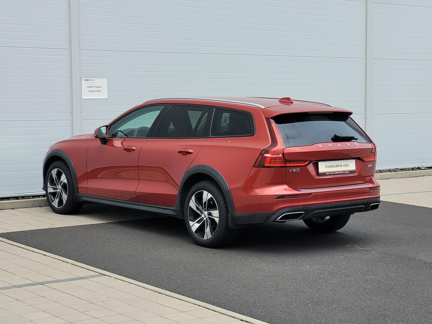 O619V07715_16.webp_V60 Cross Country AWD 2.0 B4 145 kW automat, DPH