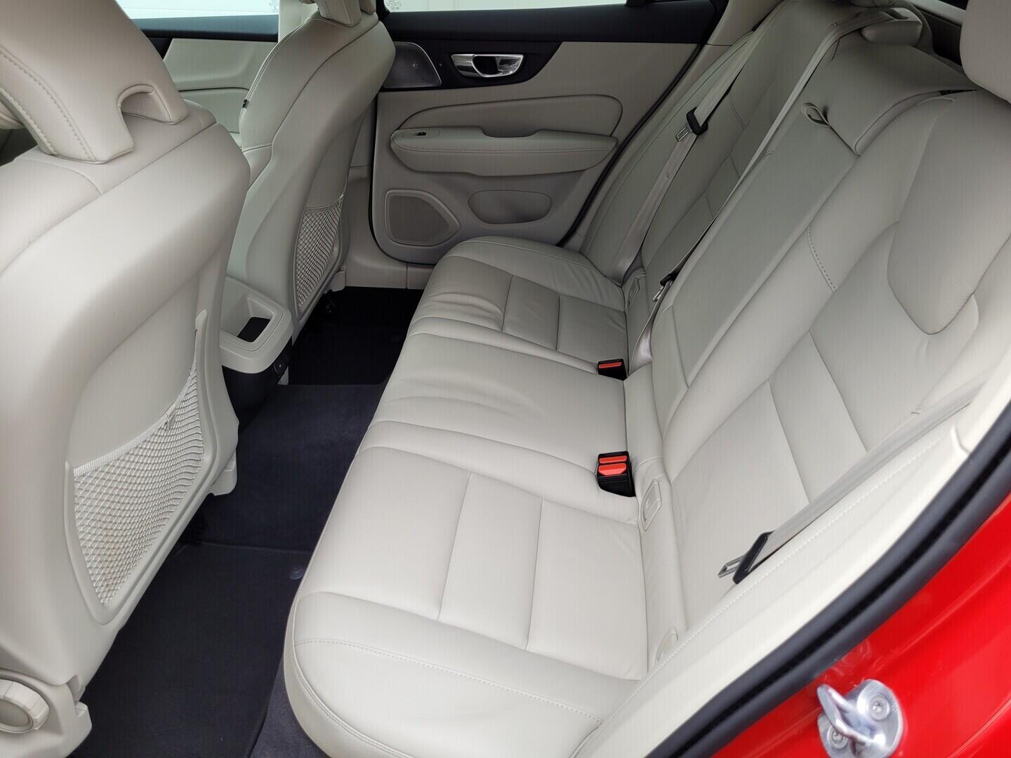 O619V07715_36.webp_V60 Cross Country AWD 2.0 B4 145 kW automat, DPH