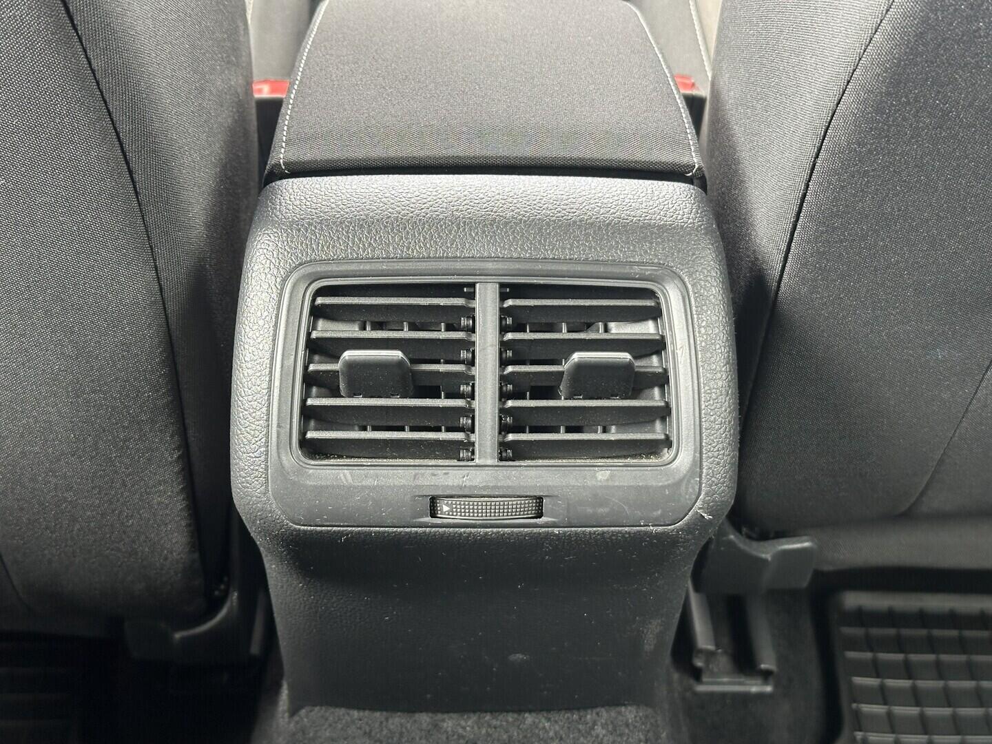 O619V07728_29.webp_GOLF Maraton Edition 1.4 TSI 92 kW manuál