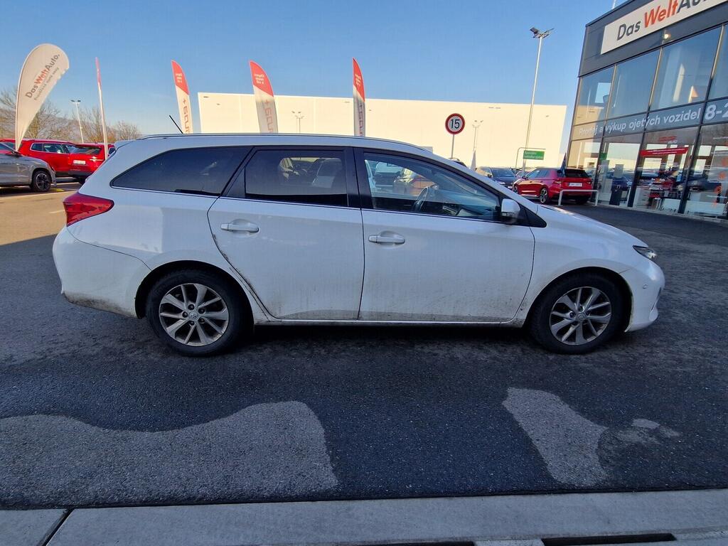 O619V07745_12.webp_AURIS Touring Sports Active 1.4 D-4D 66 kW manuál