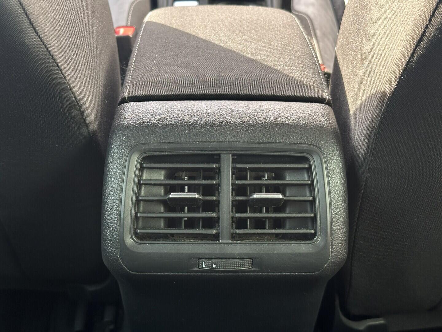 O619V07760_30.webp_GOLF R-Line 1.4 TSI 92 kW manuál, DPH