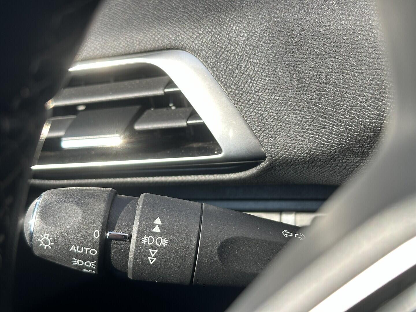 O619V07767_21.webp_3008 Allure 1.5 BlueHDi 96 kW manuál