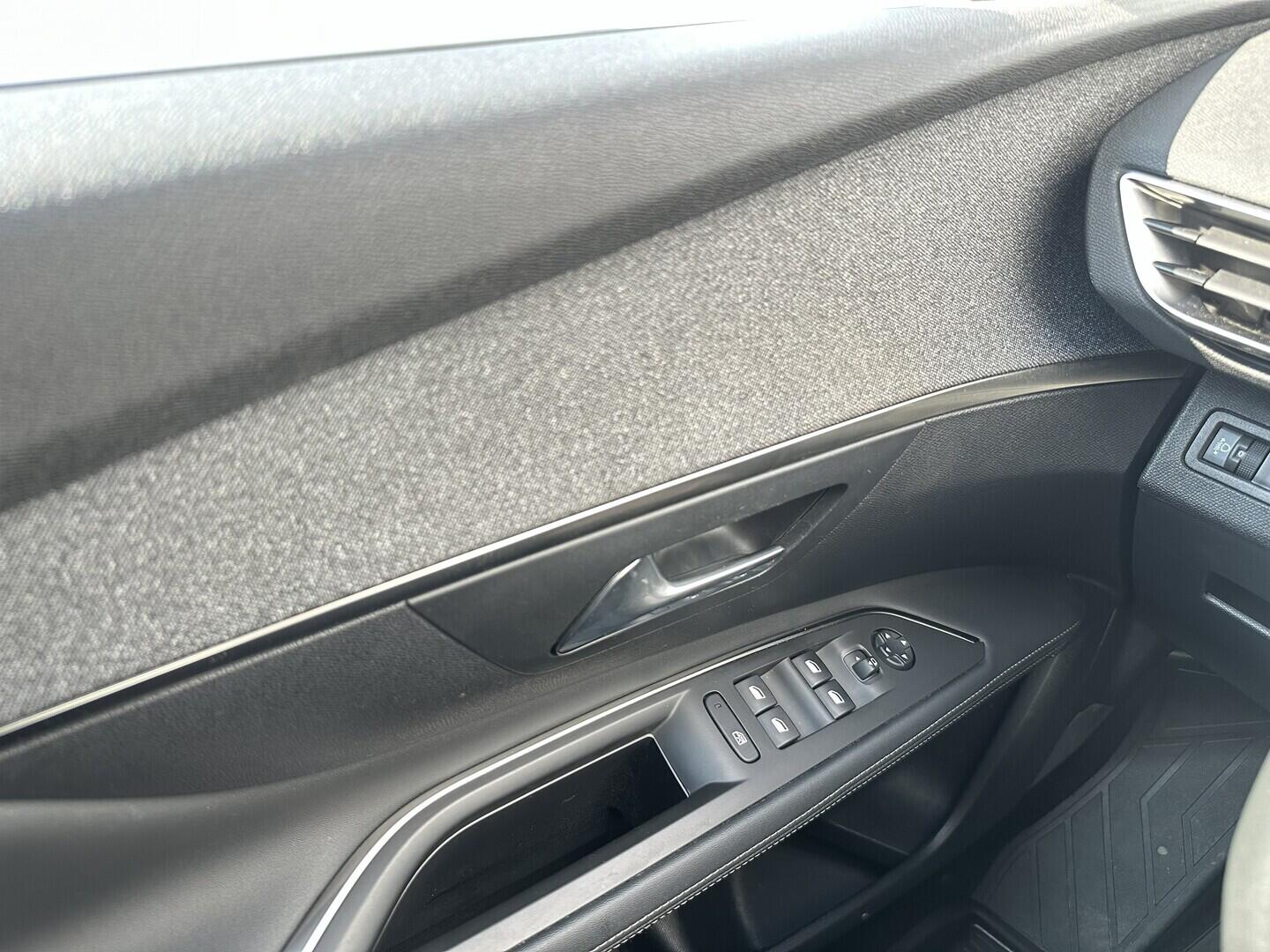 O619V07767_25.webp_3008 Allure 1.5 BlueHDi 96 kW manuál