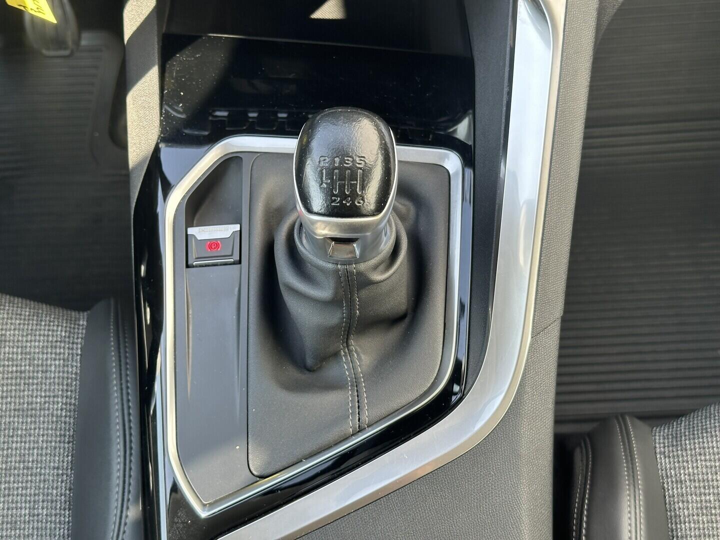 O619V07767_26.webp_3008 Allure 1.5 BlueHDi 96 kW manuál