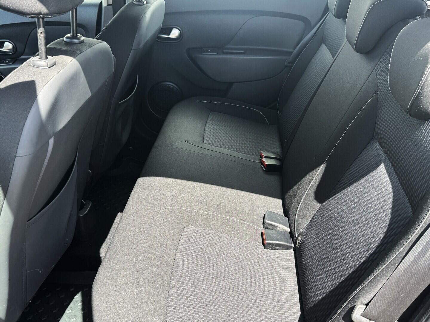 O619V07830_23.webp_SANDERO Access 1.0             54 kW manuál