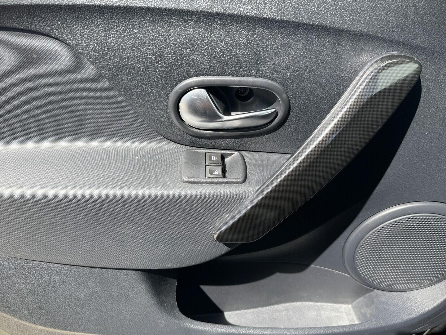 O619V07830_24.webp_SANDERO Access 1.0             54 kW manuál