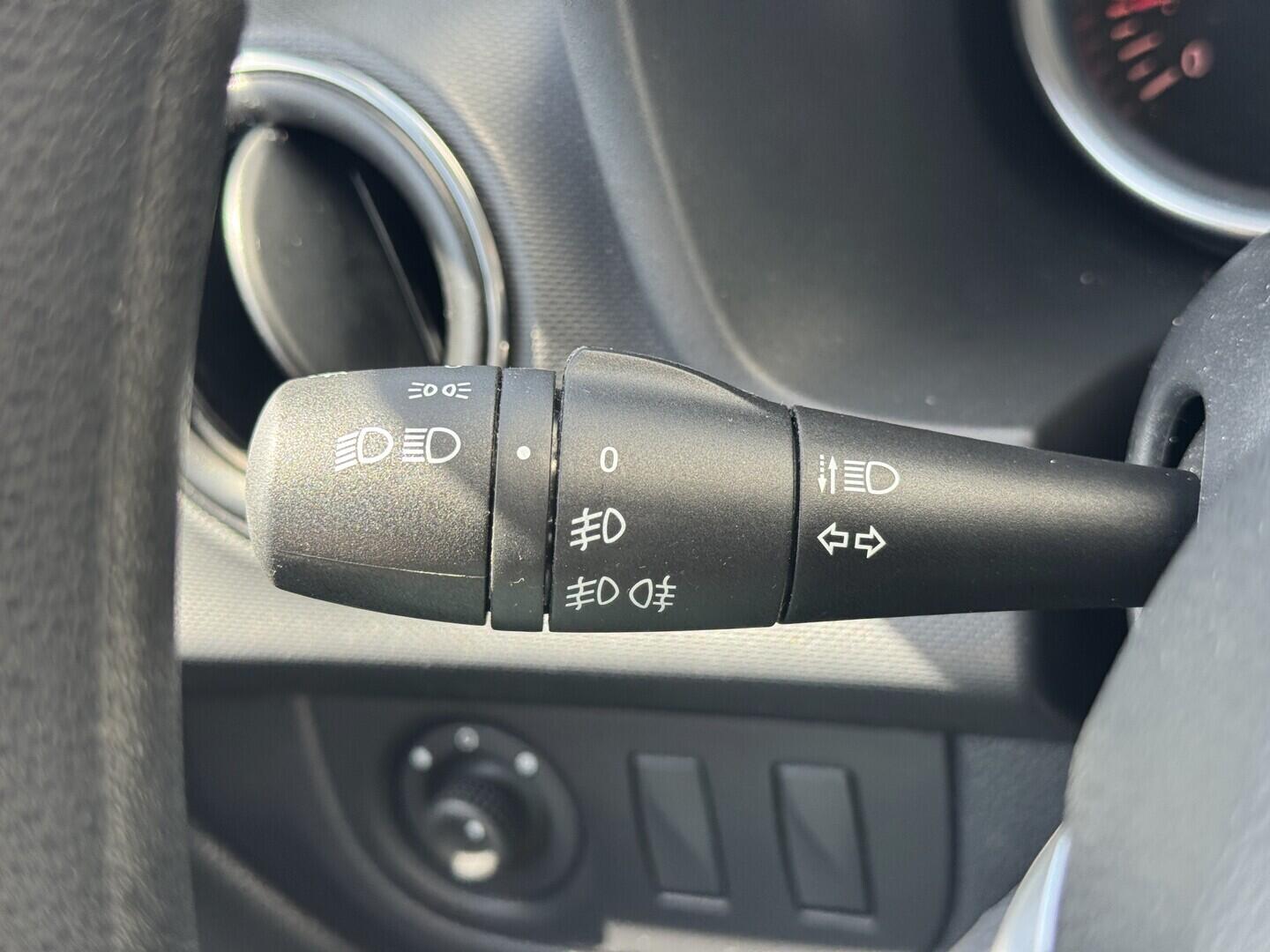 O619V07830_25.webp_SANDERO Access 1.0             54 kW manuál