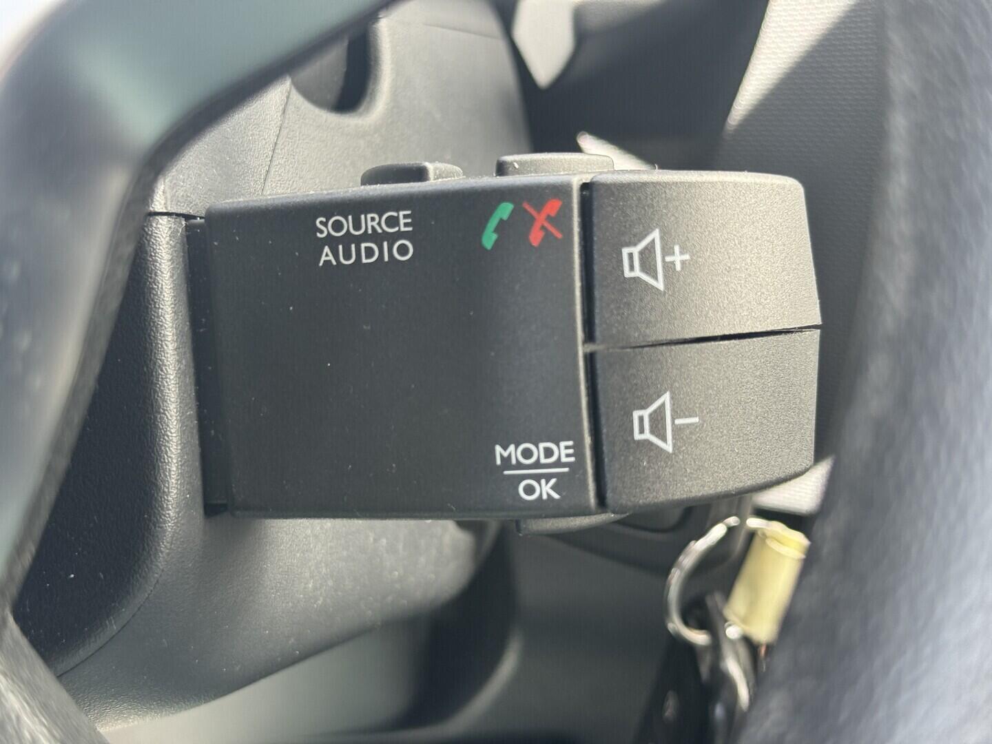 O619V07830_27.webp_SANDERO Access 1.0             54 kW manuál