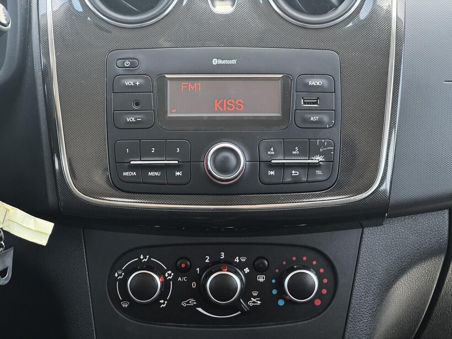 O619V07830_28.webp_SANDERO Access 1.0             54 kW manuál