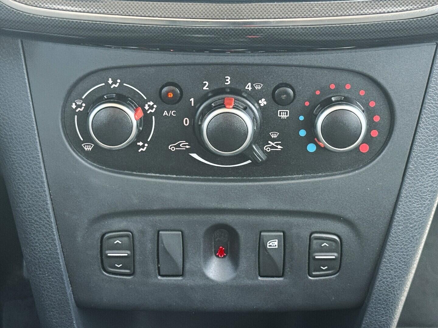 O619V07830_29.webp_SANDERO Access 1.0             54 kW manuál