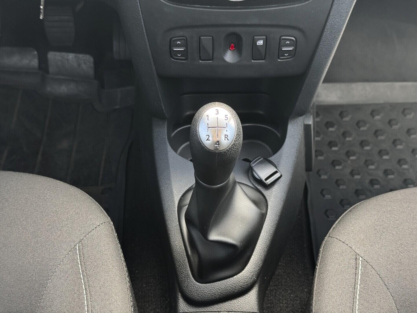 O619V07830_30.webp_SANDERO Access 1.0             54 kW manuál