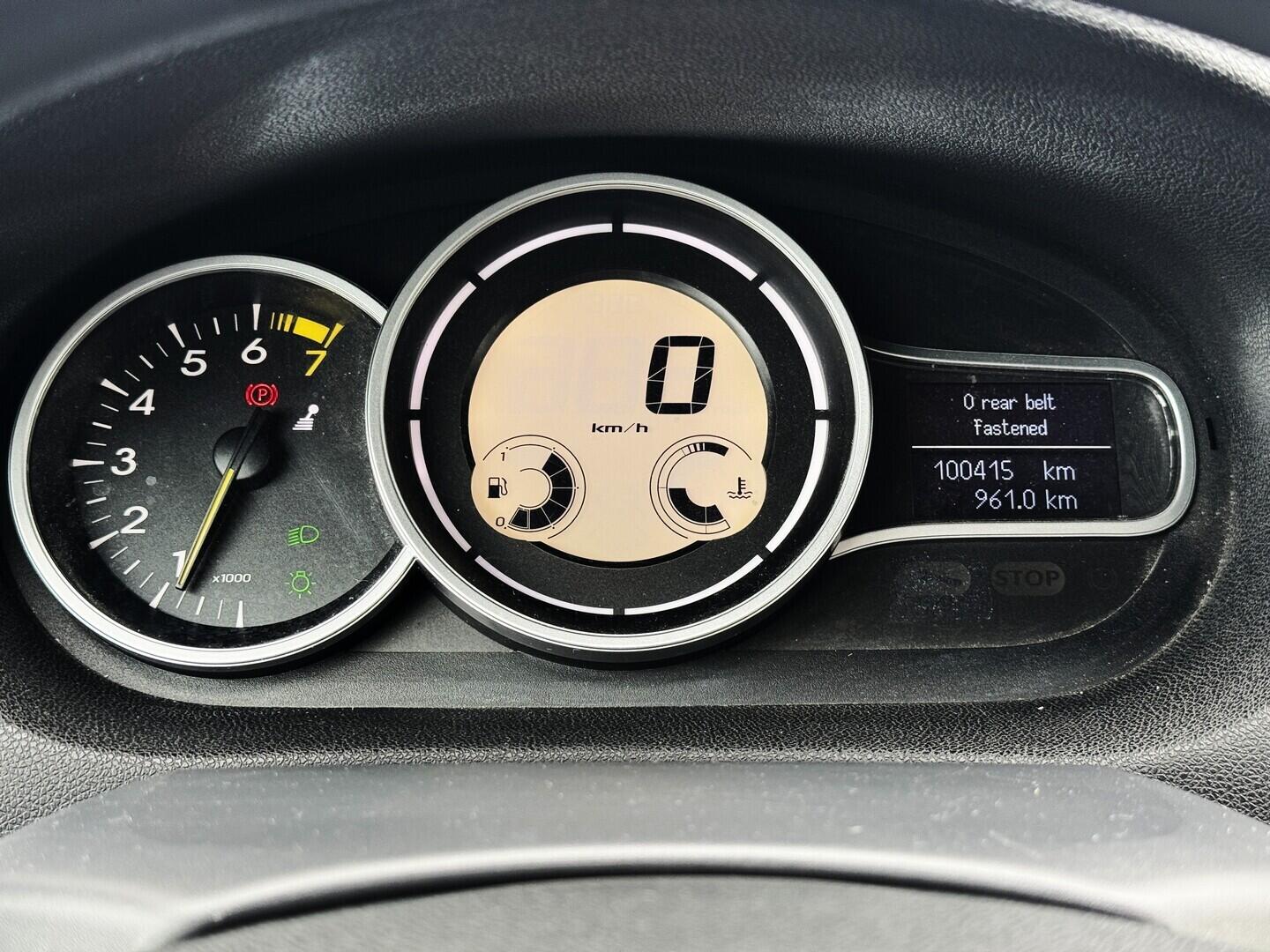 O619V07837_19.webp_MÉGANE  1.6 1.6 16v 74 kW manuál