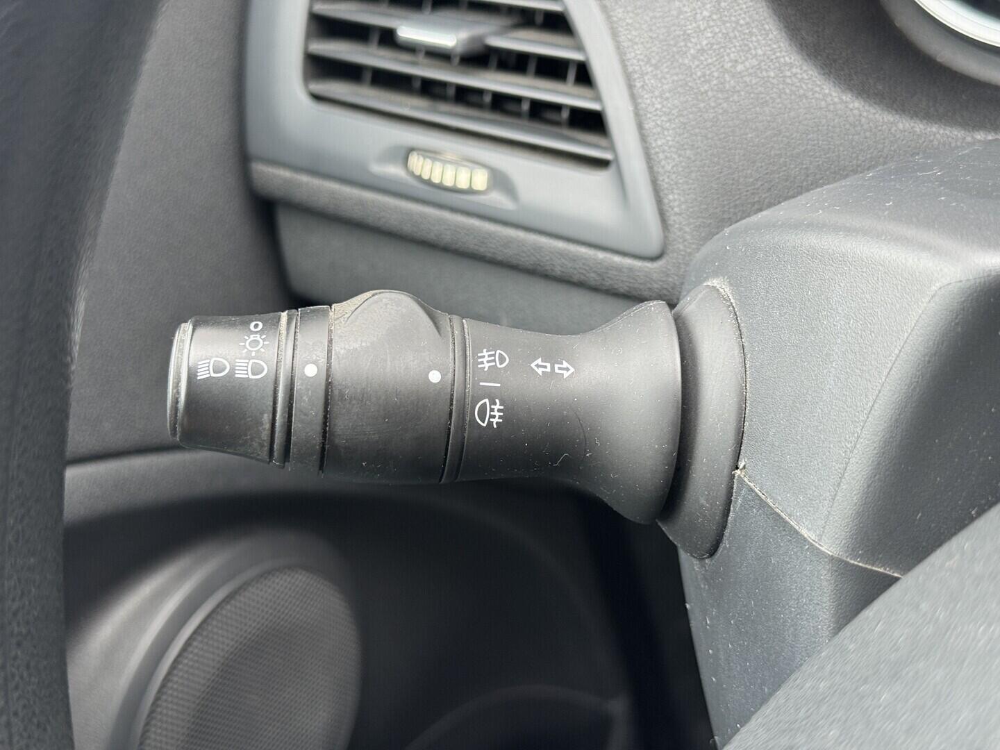 O619V07837_21.webp_MÉGANE  1.6 1.6 16v 74 kW manuál