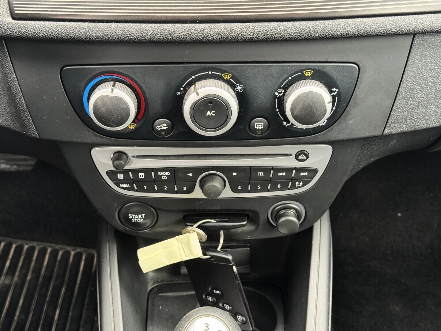 O619V07837_27.webp_MÉGANE  1.6 1.6 16v 74 kW manuál