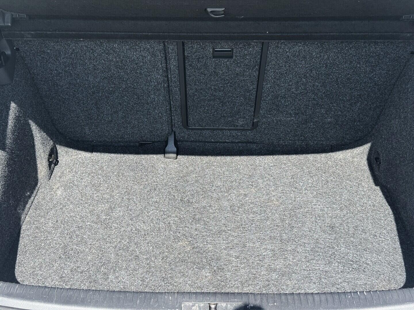 O619V07846_33.webp_GOLF Comfortline 1.6 TDI 77 kW manuál