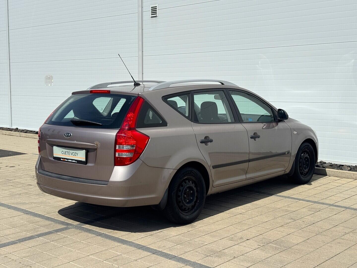 O619V07851_14.webp_CEED  1.6 CRDi 84 kW manuál