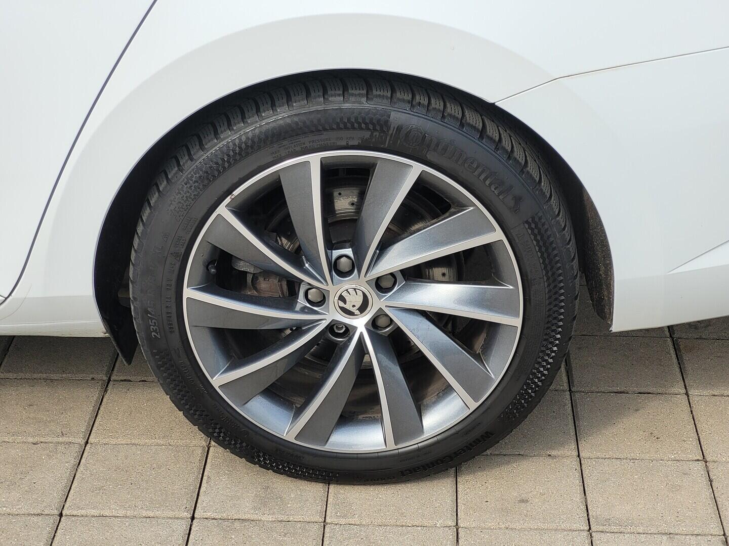 O619V07864_28.webp_SUPERB L&K 2.0 TSI 206 kW automat