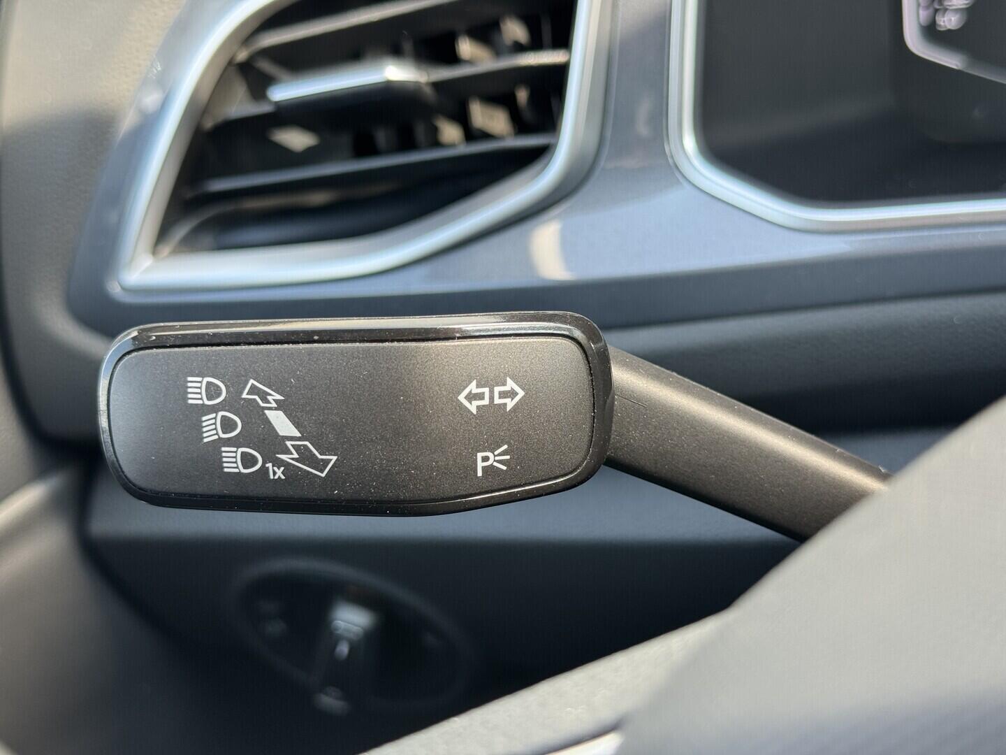 O619V07869_25.webp_T-ROC Style 1.0 TSI 81 kW manuál