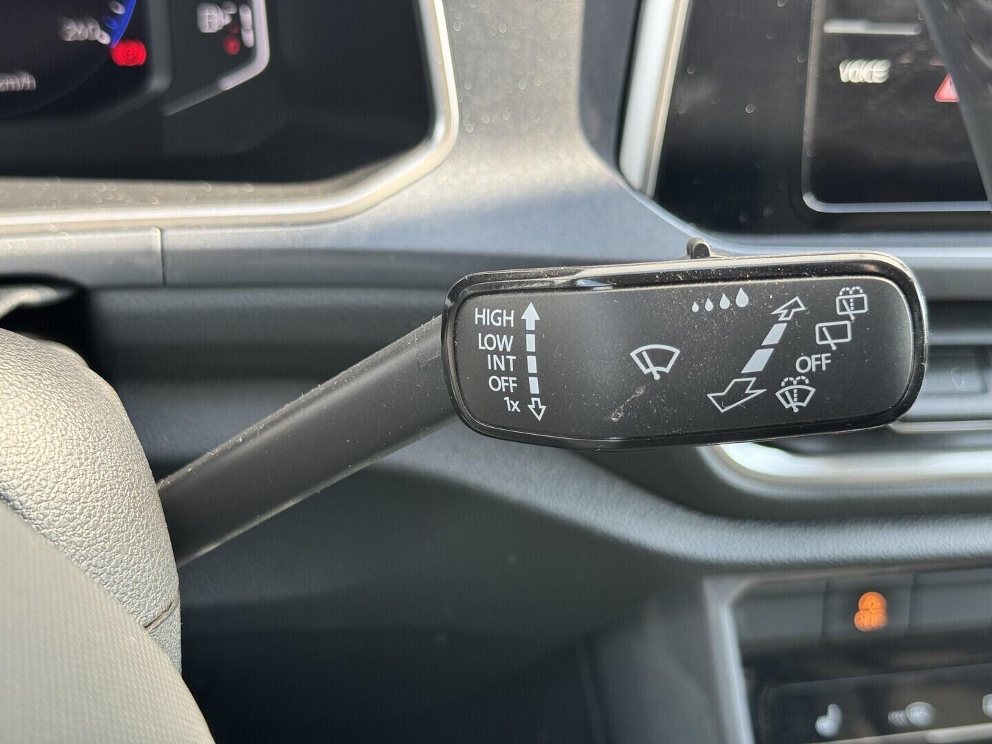 O619V07869_26.webp_T-ROC Style 1.0 TSI 81 kW manuál