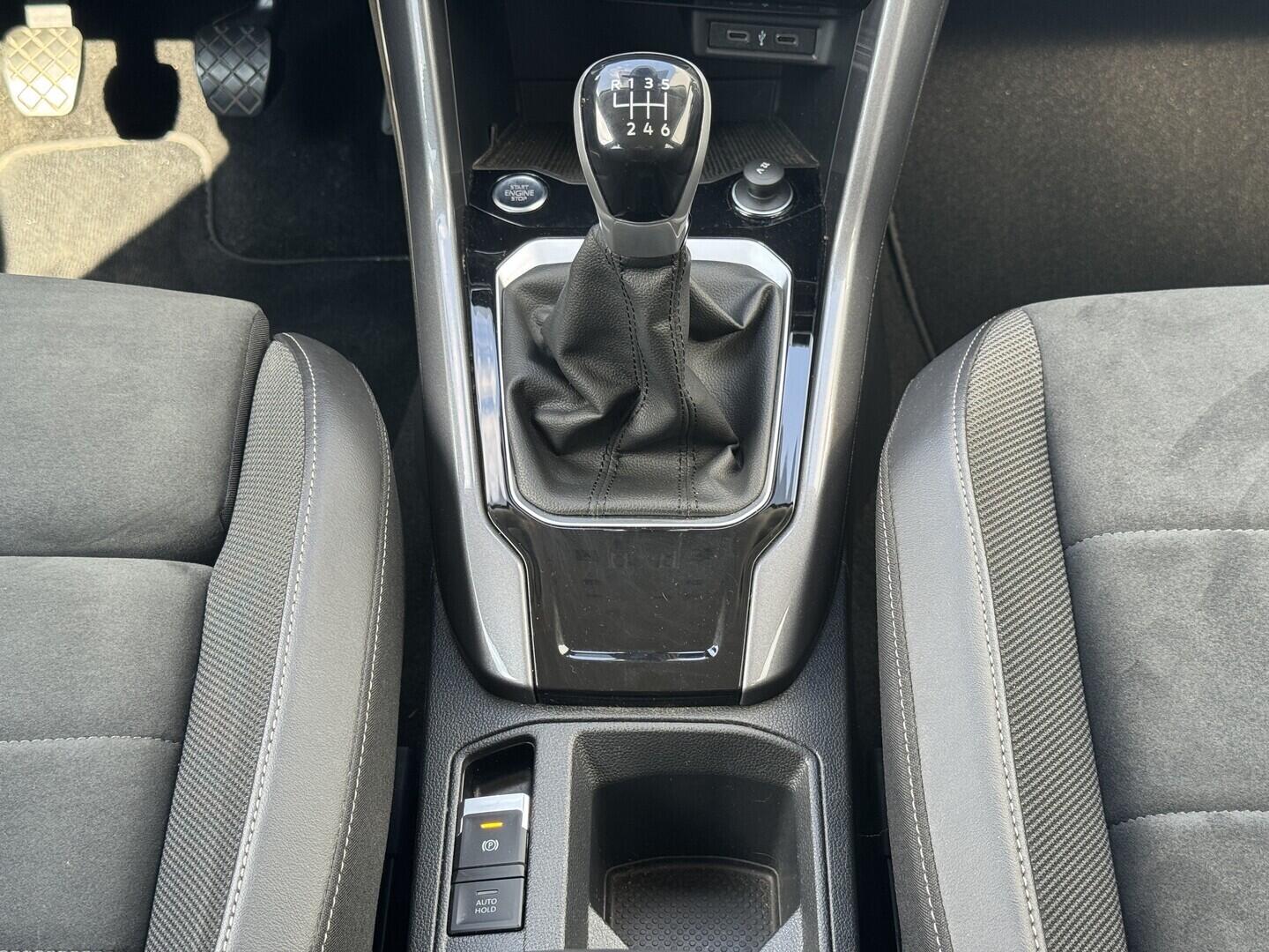 O619V07869_30.webp_T-ROC Style 1.0 TSI 81 kW manuál