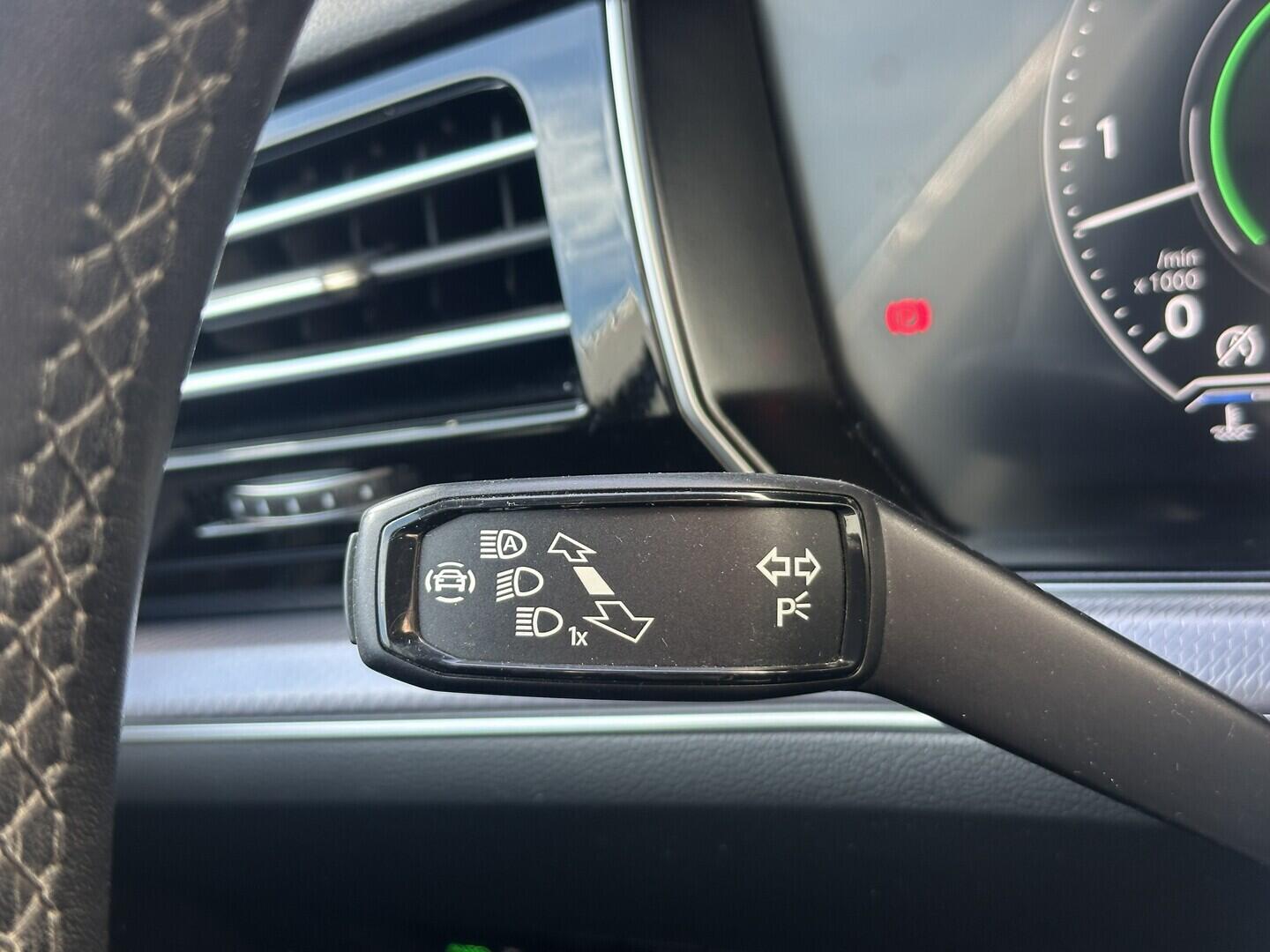 O619V07898_21.webp_TOUAREG R-line 3.0 TDI 210 kW automat, DPH