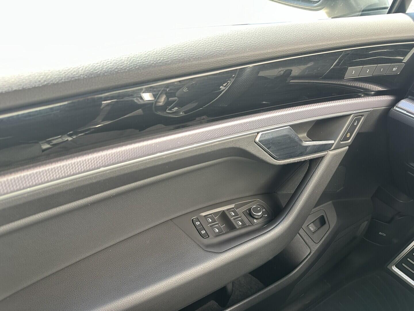 O619V07898_23.webp_TOUAREG R-line 3.0 TDI 210 kW automat, DPH