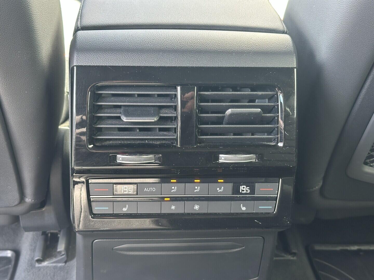 O619V07898_29.webp_TOUAREG R-line 3.0 TDI 210 kW automat, DPH