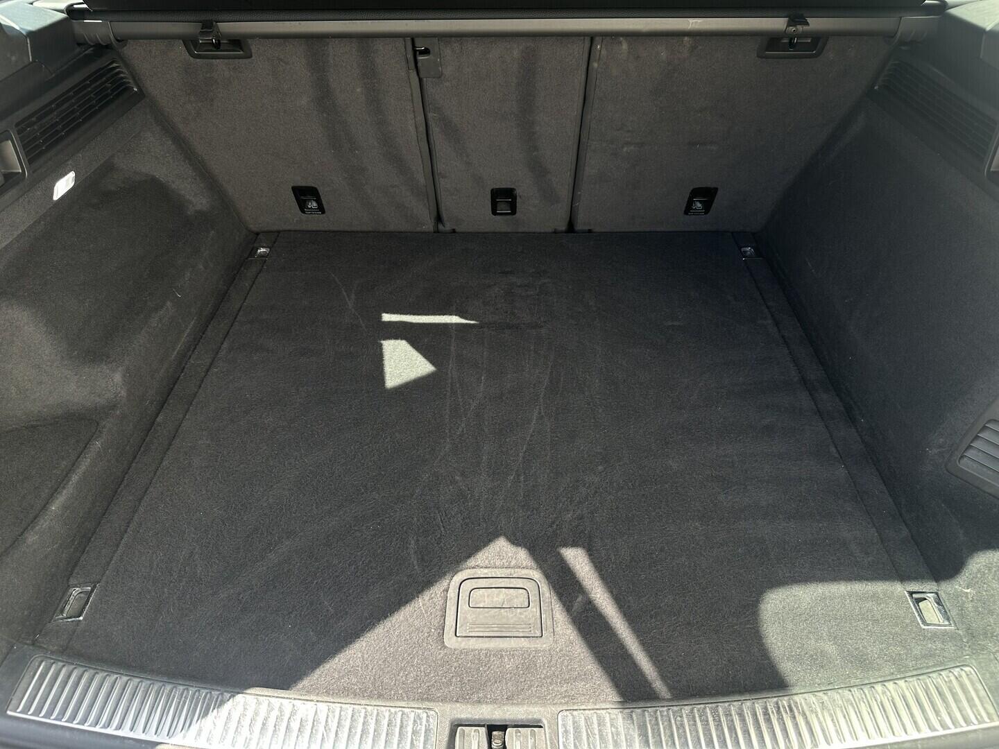 O619V07898_31.webp_TOUAREG R-line 3.0 TDI 210 kW automat, DPH