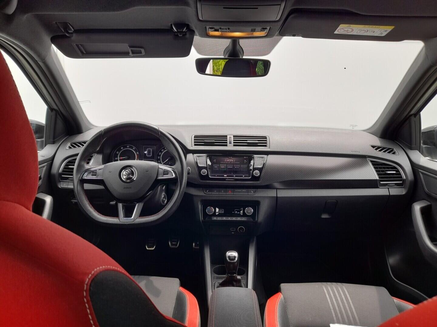 OB199V00560_18.webp_FABIA Monte Carlo 1.0 TSI 70 kW manuál, DPH