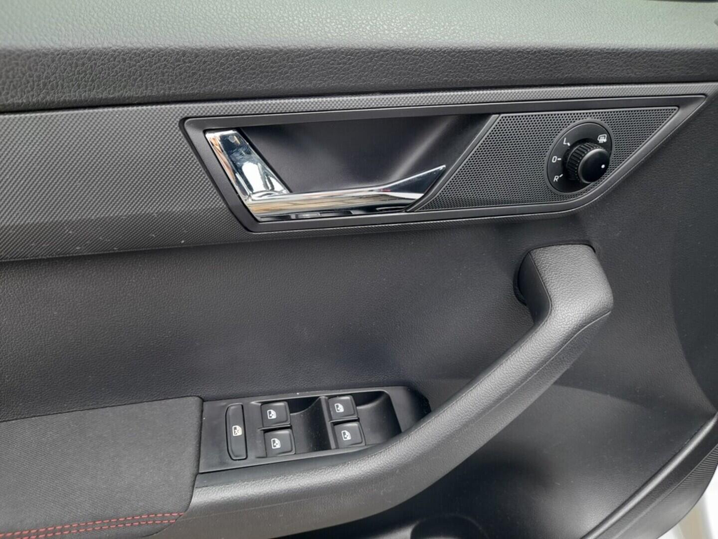 OB199V00560_21.webp_FABIA Monte Carlo 1.0 TSI 70 kW manuál, DPH