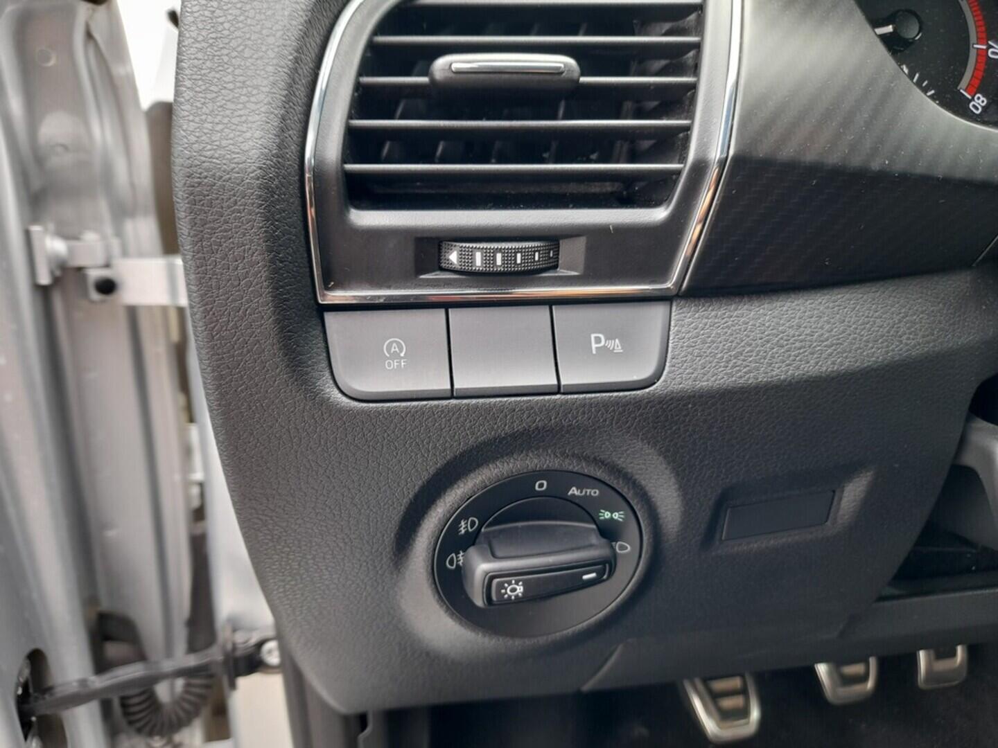 OB199V00560_22.webp_FABIA Monte Carlo 1.0 TSI 70 kW manuál, DPH